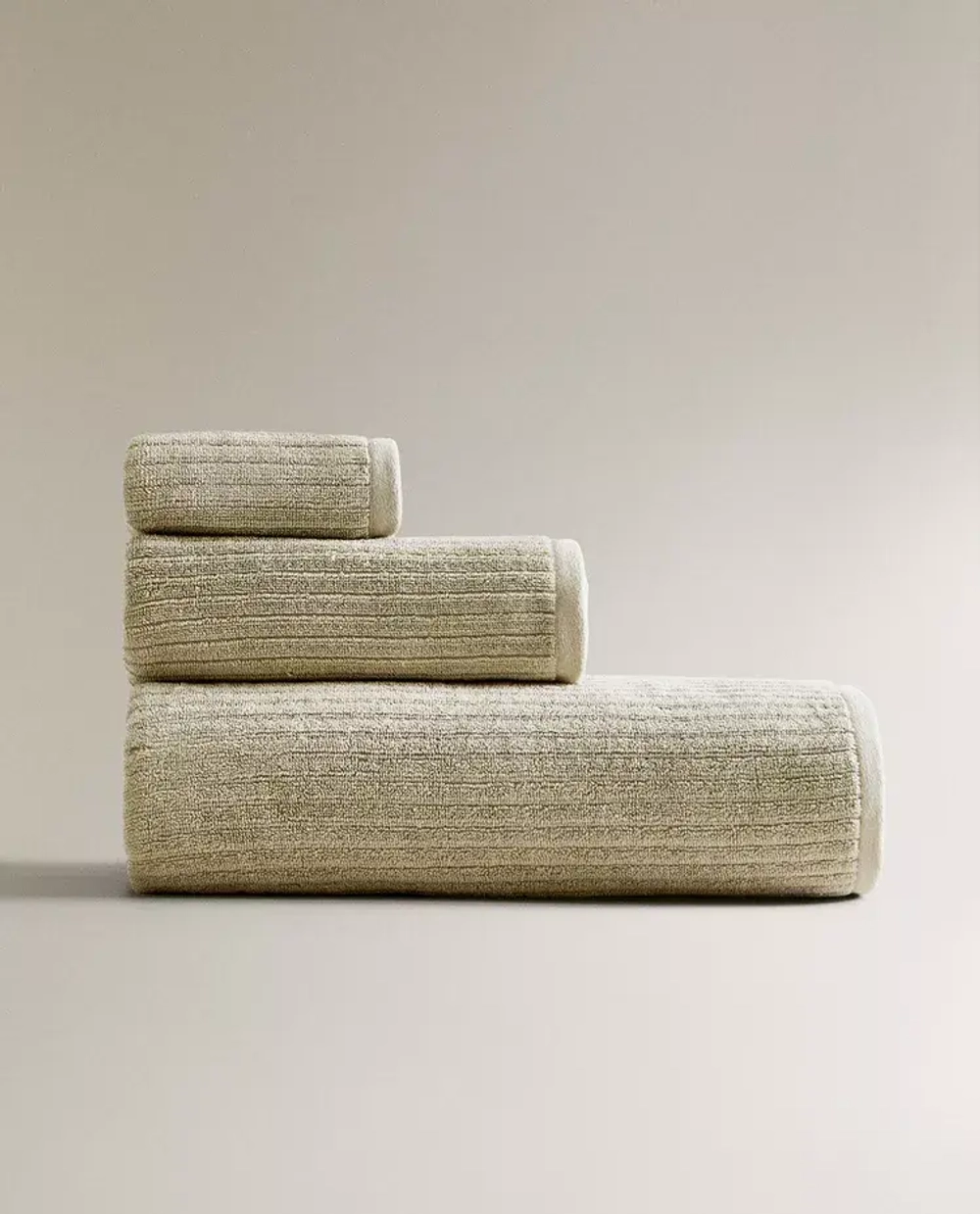 ZARA HOME БАННОЕ ПОЛОТЕНЦЕ В РЕЛЬЕФНУЮ ПОЛОСКУ, ЗЕЛЕНЫЙ