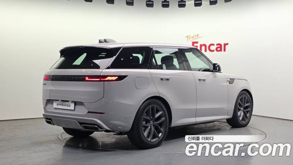 Land Rover Range Rover Sport P550E Dynamic HSE — 2025