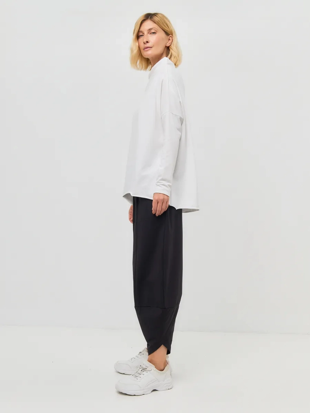 Лонгслив оверсайз с вырезом лодочка