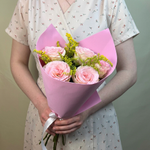 Букет из 5 розовых роз с зеленью солидаго (в школу 1 сентября)