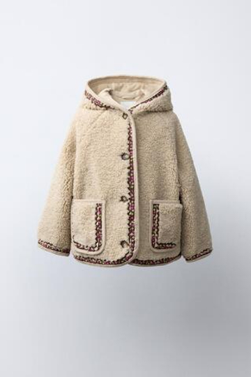 ZARA КУРТКА ИЗ ИСКУССТВЕННОЙ ОВЧИНЫ С КАПЮШОНОМ И ВОЛНИСТОЙ ТЕСЬМОЙ, СВЕТЛО-БЕЖЕВЫЙ