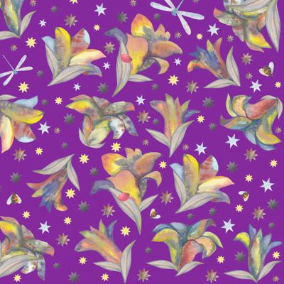 Цветы, пчёлы, звёзды и стрекозы на фиолетовом фоне.