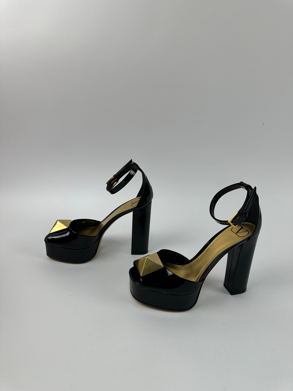 Босоножки Valentino Garavani One Stud