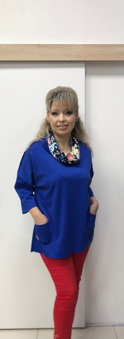 Удлиненная туника синего цвета с разноцветным хомутом