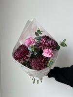 Кулек из хризантемы бигуди, диантусов и эвкалипта