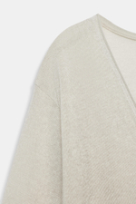 ФУТБОЛКА В СТИЛЕ РУСТИК С V-ОБРАЗНЫМ ВЫРЕЗОМ — ZARA