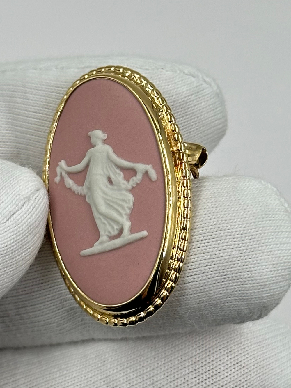 Брошь Wedgwood розовая
