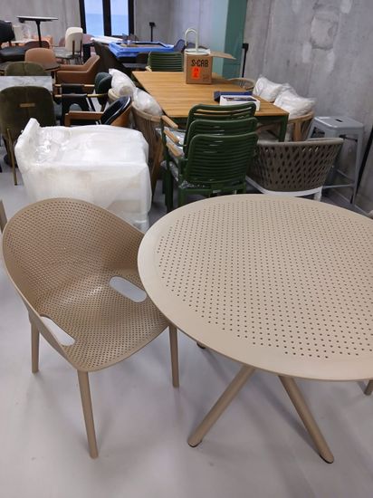 Стол пластиковый Sky Table Ø105