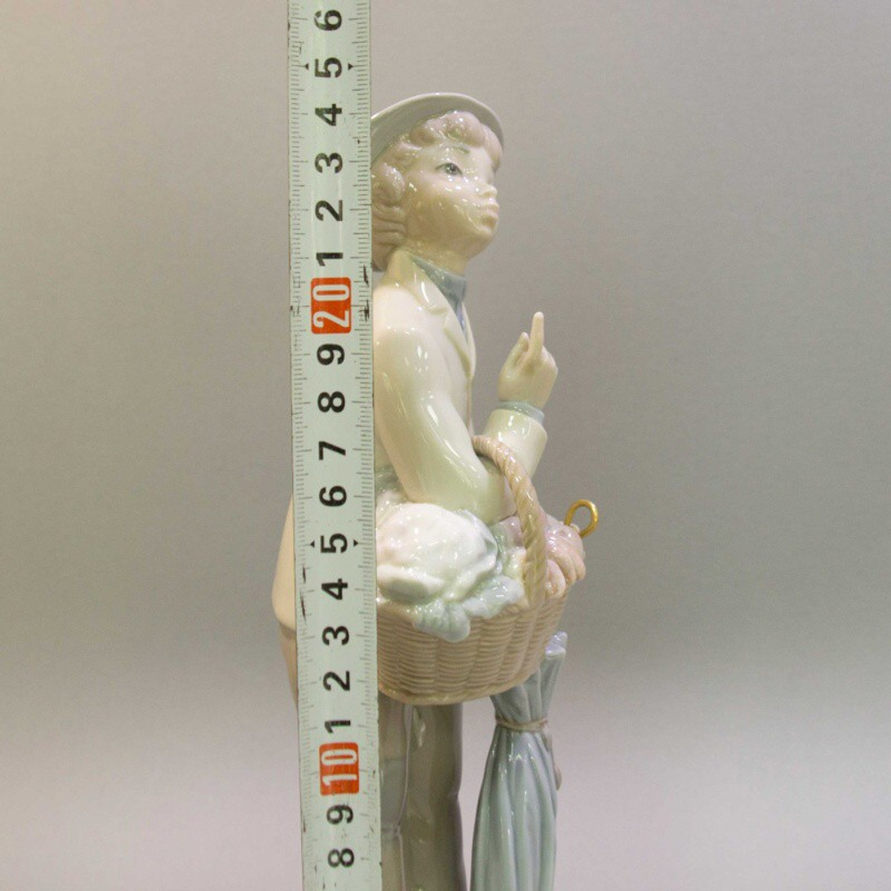 Фарфоровая мануфактура Lladro «Мальчик с корзинкой»