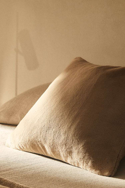 ZARA HOME ОДНОТОННЫЙ ЧЕХОЛ ДЛЯ ДЕКОРАТИВНОЙ ПОДУШКИ ИЗ ФЛИСА, БЕЖЕВЫЙ