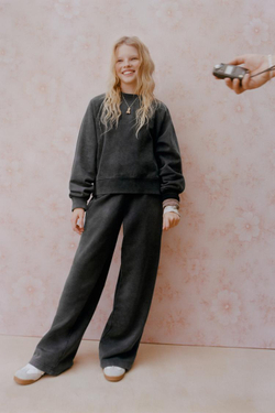 ZARA ТОЛСТОВКА ИЗ ТКАНИ С ЭФФЕКТОМ ПОТЕРТОСТИ С НАДПИСЬЮ, СЕРЫЙ