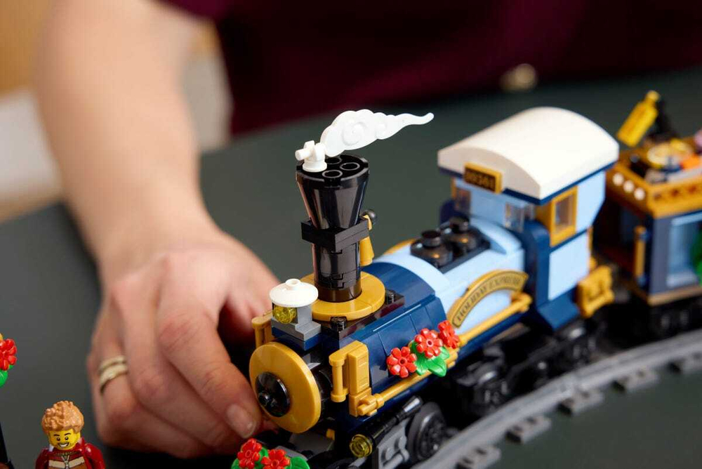 Конструктор LEGO Icons 10361 Holiday Express Train
