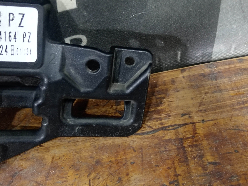 Кронштейн решетки радиатора левый Mazda CX-5 2 (KF) 21-нв Б/У Оригинал KSD450164