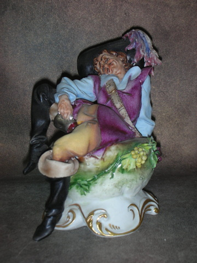Статуэтка. Фарфор. Спящий мушкетёр. Capodimonte. Италия