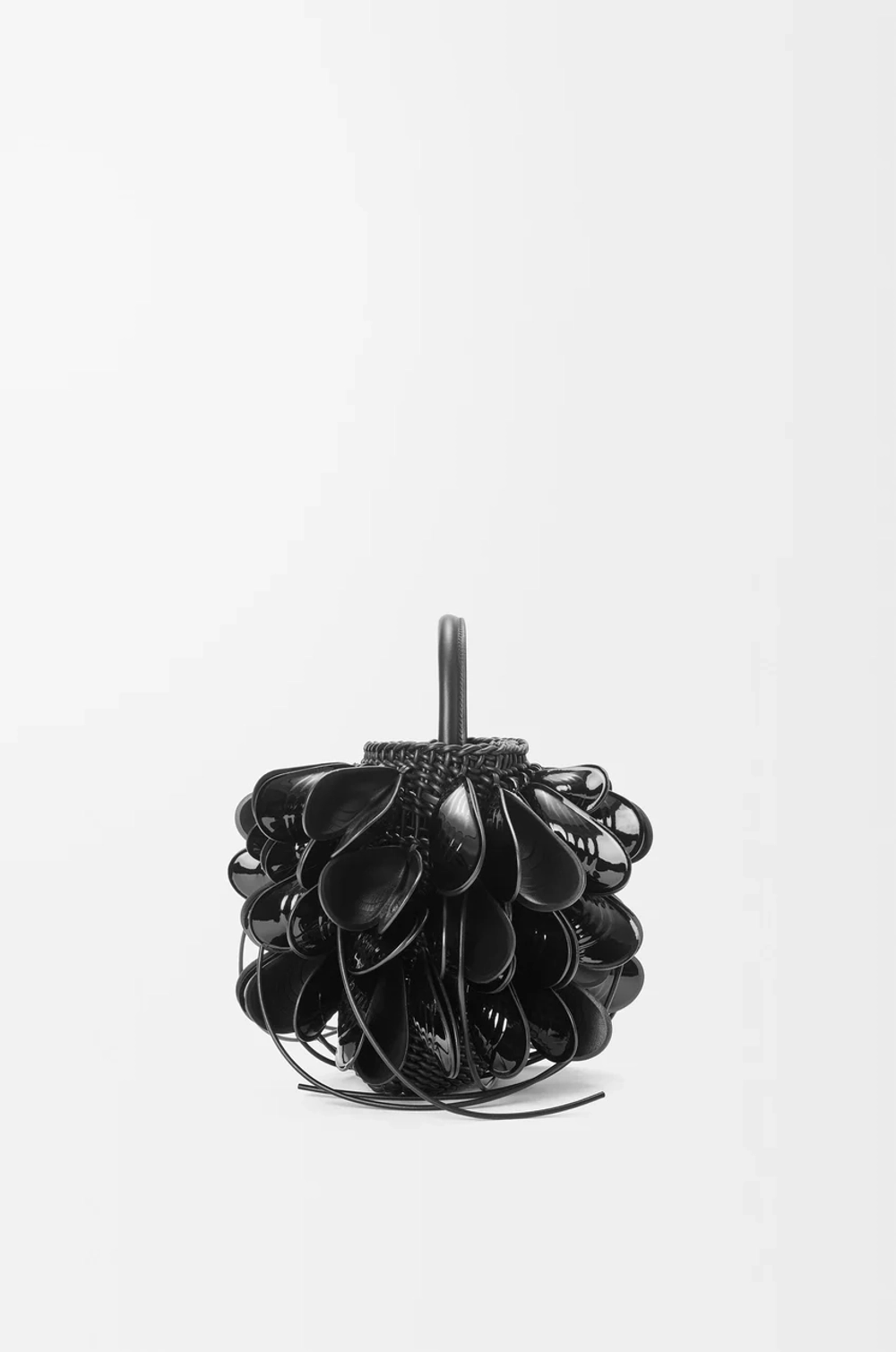 Loewe Сумка-корзинка Shell из плетеной телячьей кожи, черный
