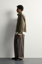 БРЮКИ RELAXED FIT С ЭФФЕКТОМ ПОТЕРТОСТИ И СКЛАДКАМИ — ZARA