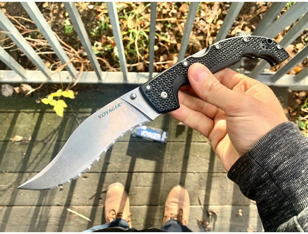 CS_29AXVS Extra Large Voyager Vaquero Serrated - нож склад., рук-ть Griv-EX, серр. клинок AUS10A
