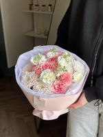 Букет из хризантемы, кустовых пионовидных роз и диантусов