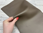 Панель кожи Vacchetta Prima Grey Oliva на столе