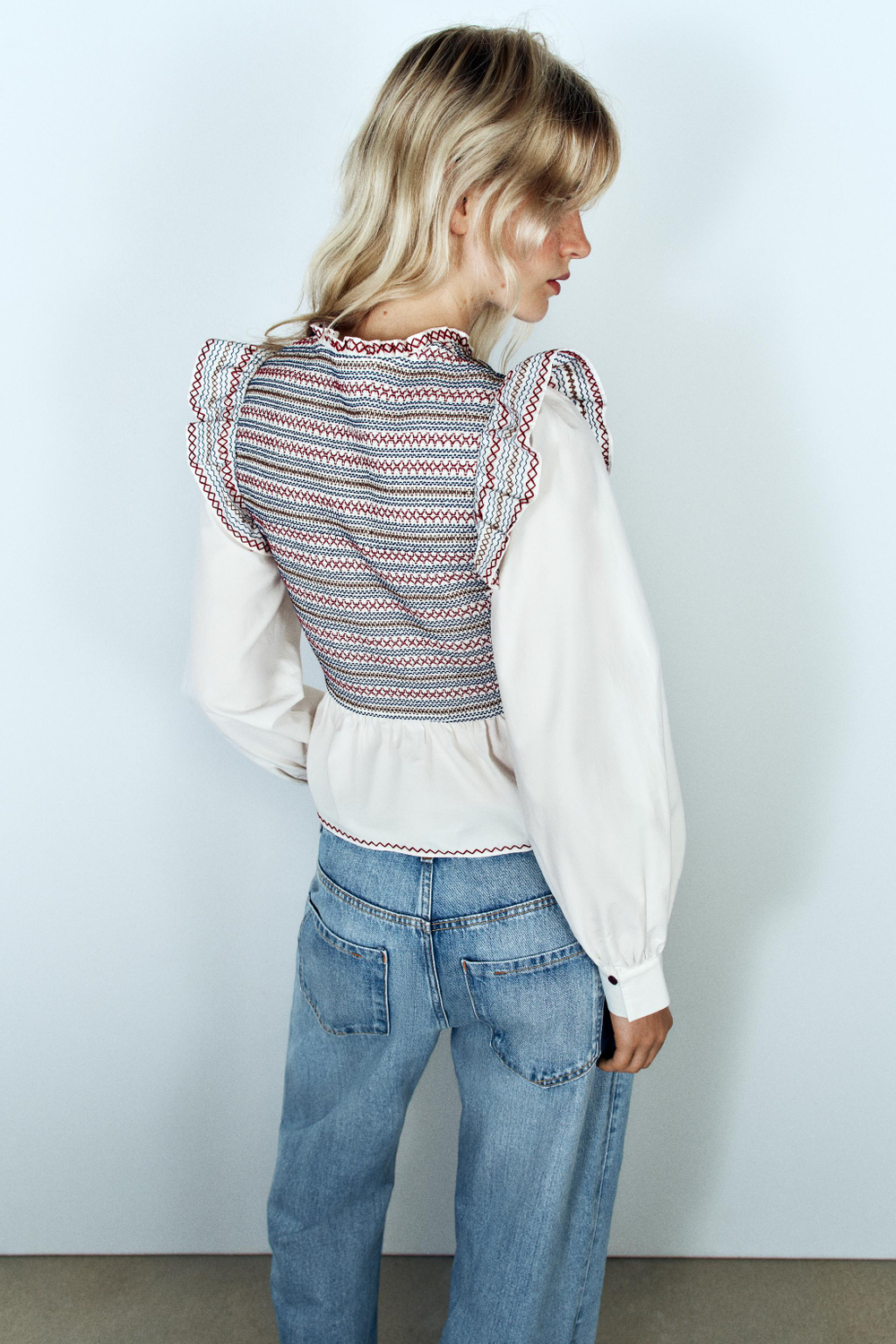 ZARA БЛУЗА С ВЫШИВКОЙ И СБОРКОЙ «ВАФЛИ», БЕЛЫЙ