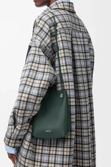 Loewe Сумка-мешок Pebble из гладкой телячьей кожи, зеленый