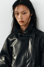 КУРТКА ИЗ ИСКУССТВЕННОЙ КОЖИ С ПОЯСОМ — ZARA