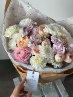 Букет из маттиолы, хризантемы, диантусов, одноголовых роз и кустовых пионовидных роз