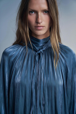 ZARA АТЛАСНАЯ БЛУЗА С БАНТОМ, МОРСКОЙ СИНИЙ