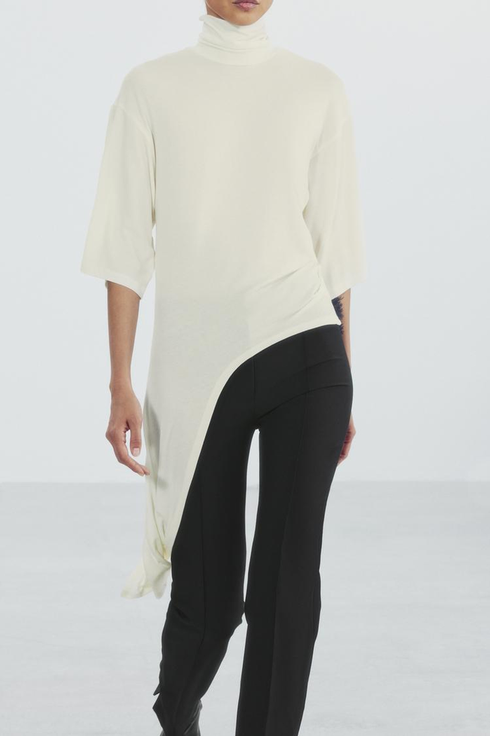 ZARA АСИММЕТРИЧНАЯ ФУТБОЛКА СО СБОДКАМИ, ЭКРЮ