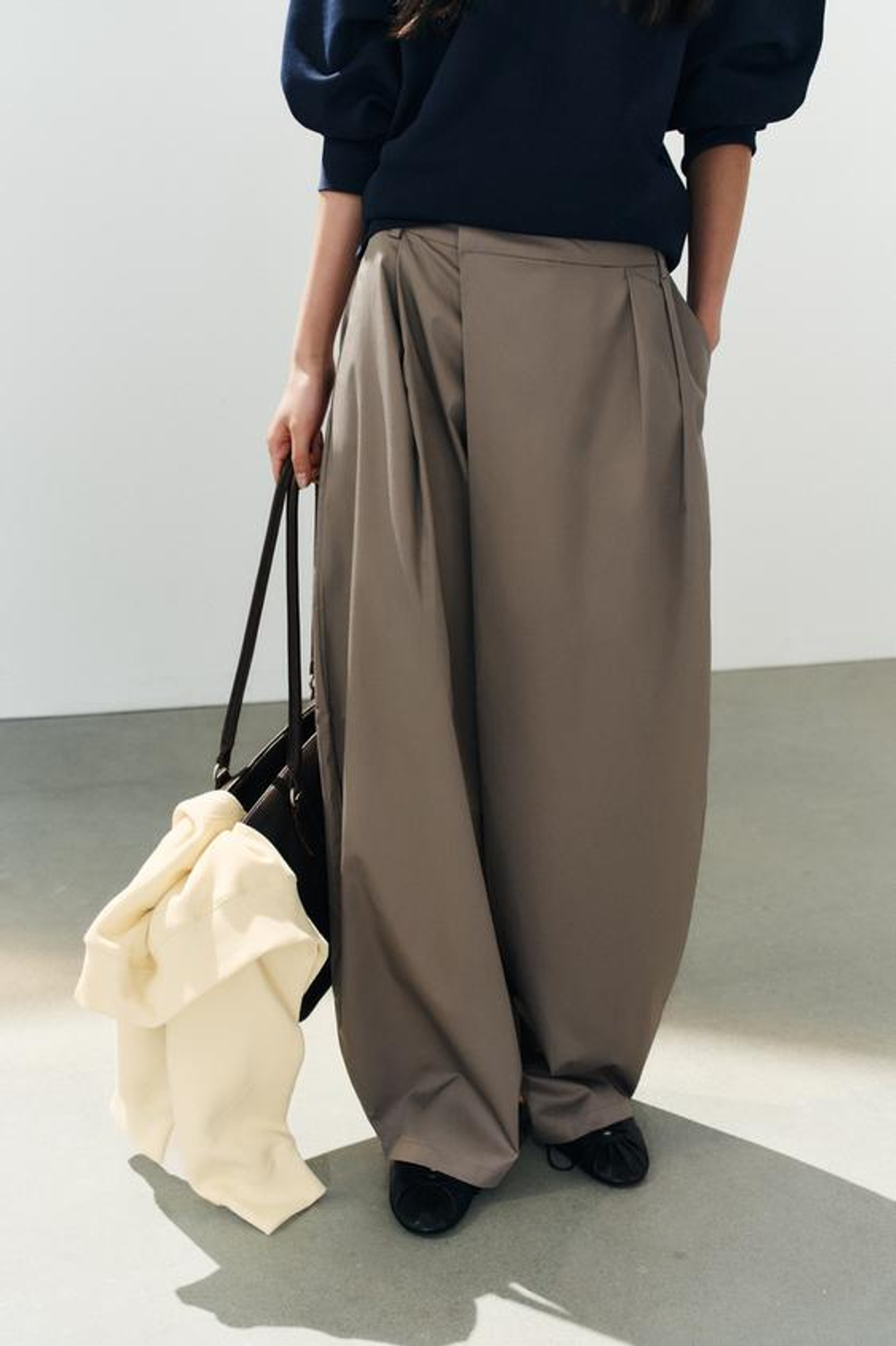 ZARA БРЮКИ С АСИММЕТРИЧНОЙ ТАЛИЕЙ И ЗАЩИПАМИ, СЕРО-КОРИЧНЕВЫЙ