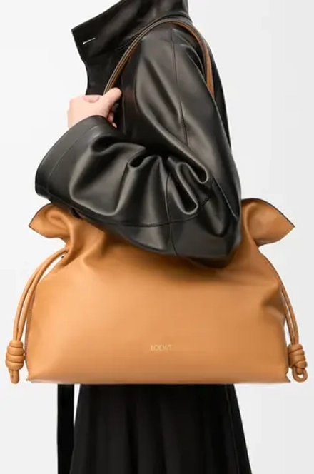 Loewe Большая сумка-клатч Flamenco из телячьей кожи наппа, светло-коричневый