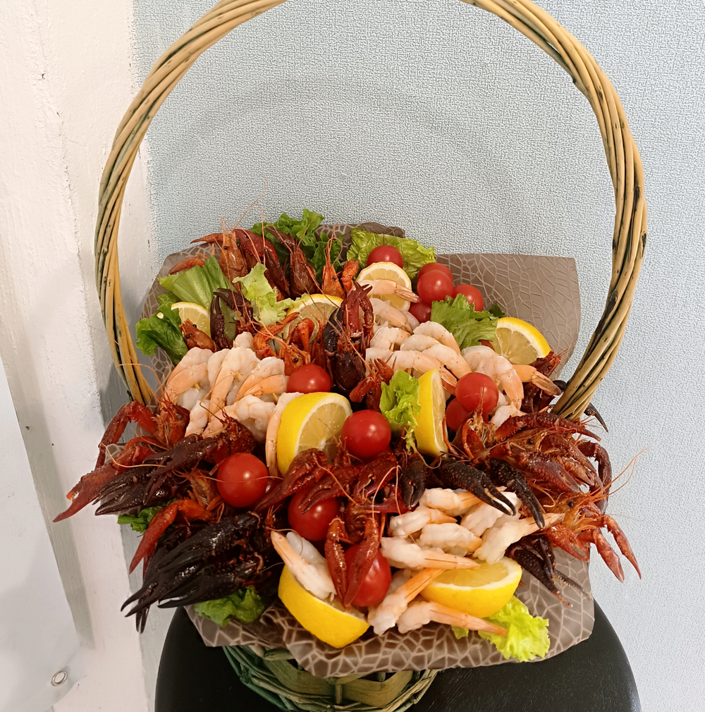 Корзина с раками и креветками