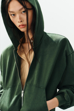 ТОЛСТОВКА С МОЛНИЕЙ С ЭФФЕКТОМ ПОТЕРТОСТИ — ZARA