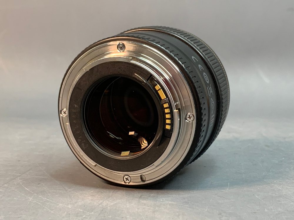 Canon EF 85mm 1.8 USM царапины на передней линзе