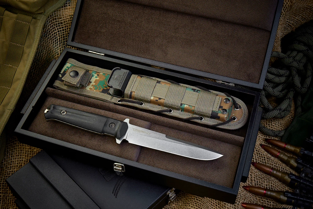 Подарочный набор: Trident AUS-8 StoneWash G10 Black и шкатулка 80 лет Великой Победы