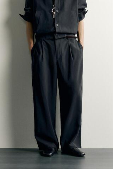 ZARA СТРУЯЩИЕСЯ БРЮКИ RELAXED FIT СО СКЛАДКАМИ, ЧЕРНЫЙ