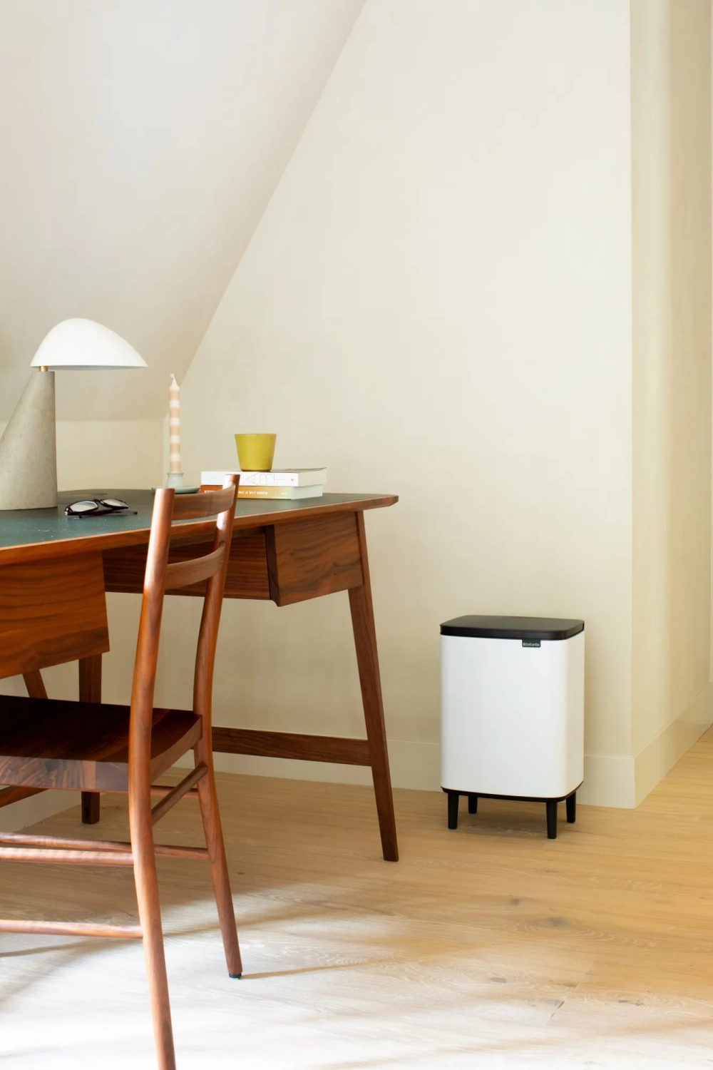 Brabantia Контейнер для мусора Bo Touch Hi 12л белый 227240