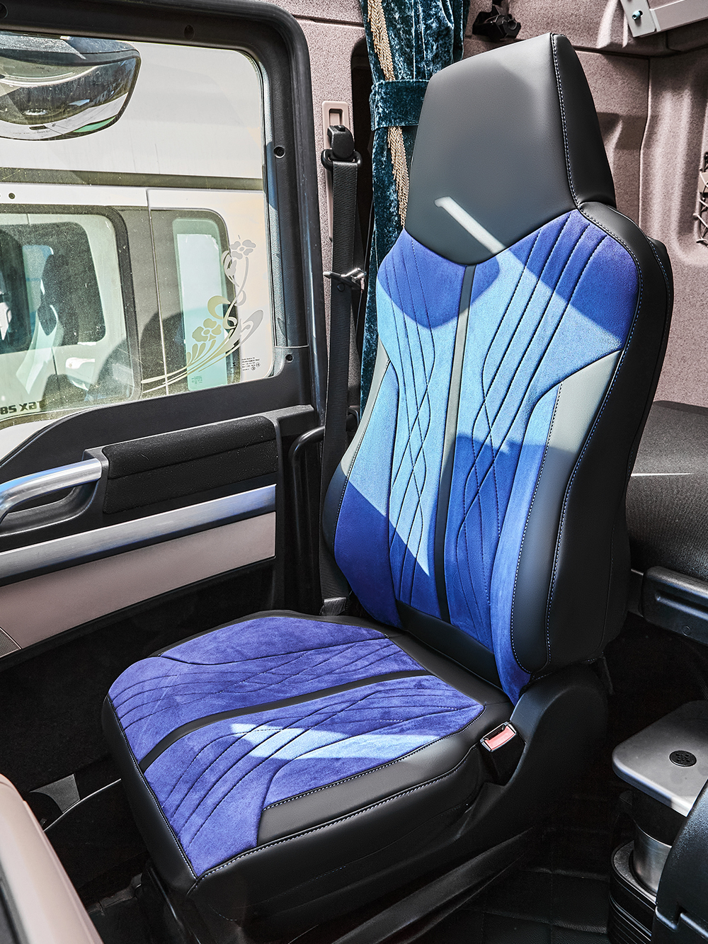 Чехлы Люкс MAN TGX до 2021 года (экокожа, черный, синяя вставка)