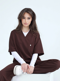 Костюм Oversize коричневый на модели свободный крой