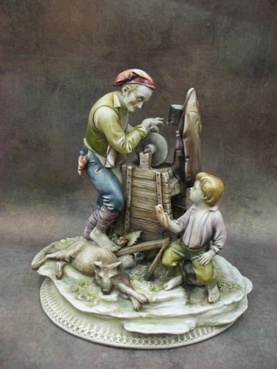 Статуэтка. Фарфор. Точильщик ножей. Capodimonte. Италия