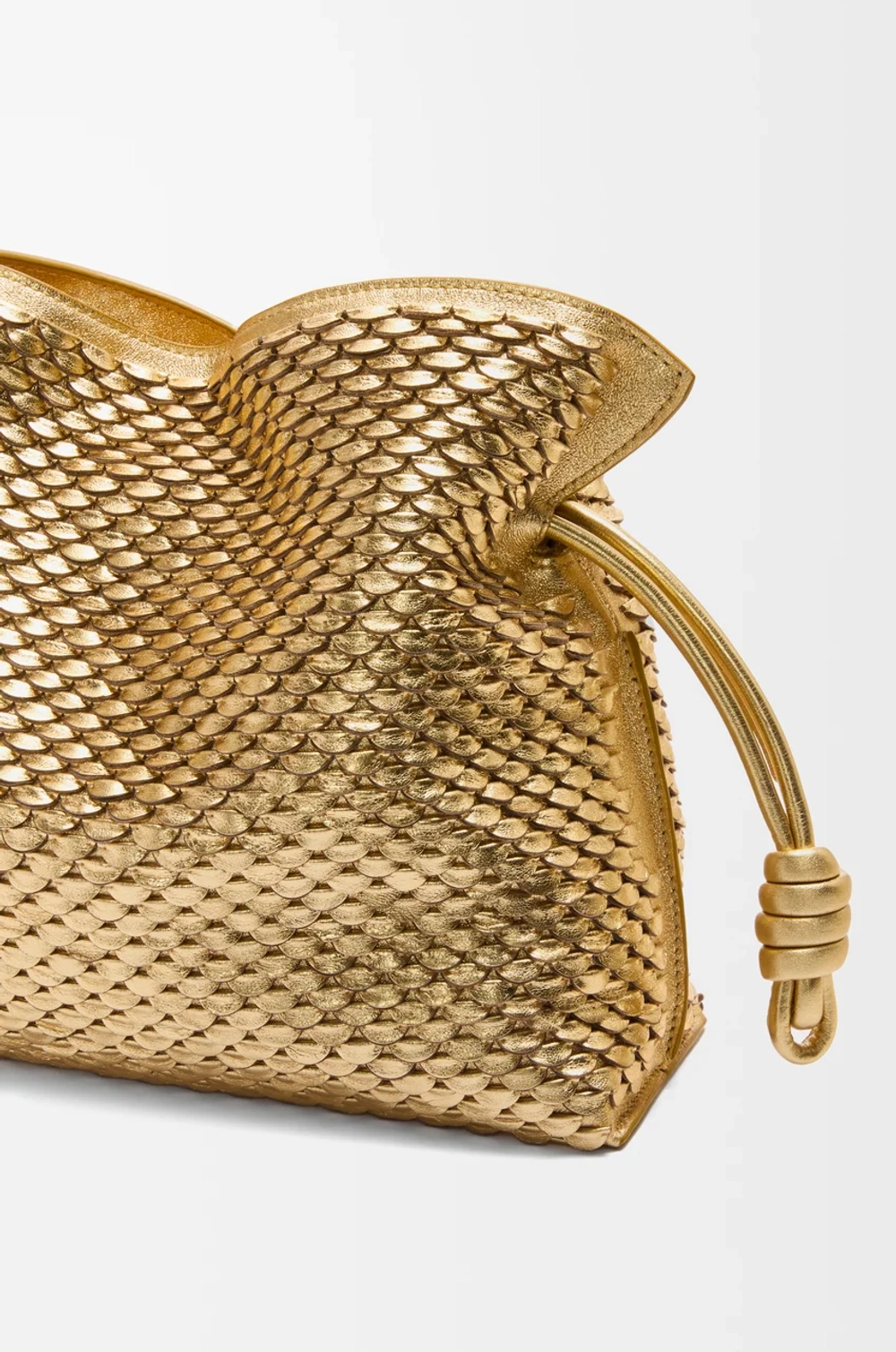 Loewe Средняя сумка-клатч Flamenco из ламинированной овечьей кожи, золотой