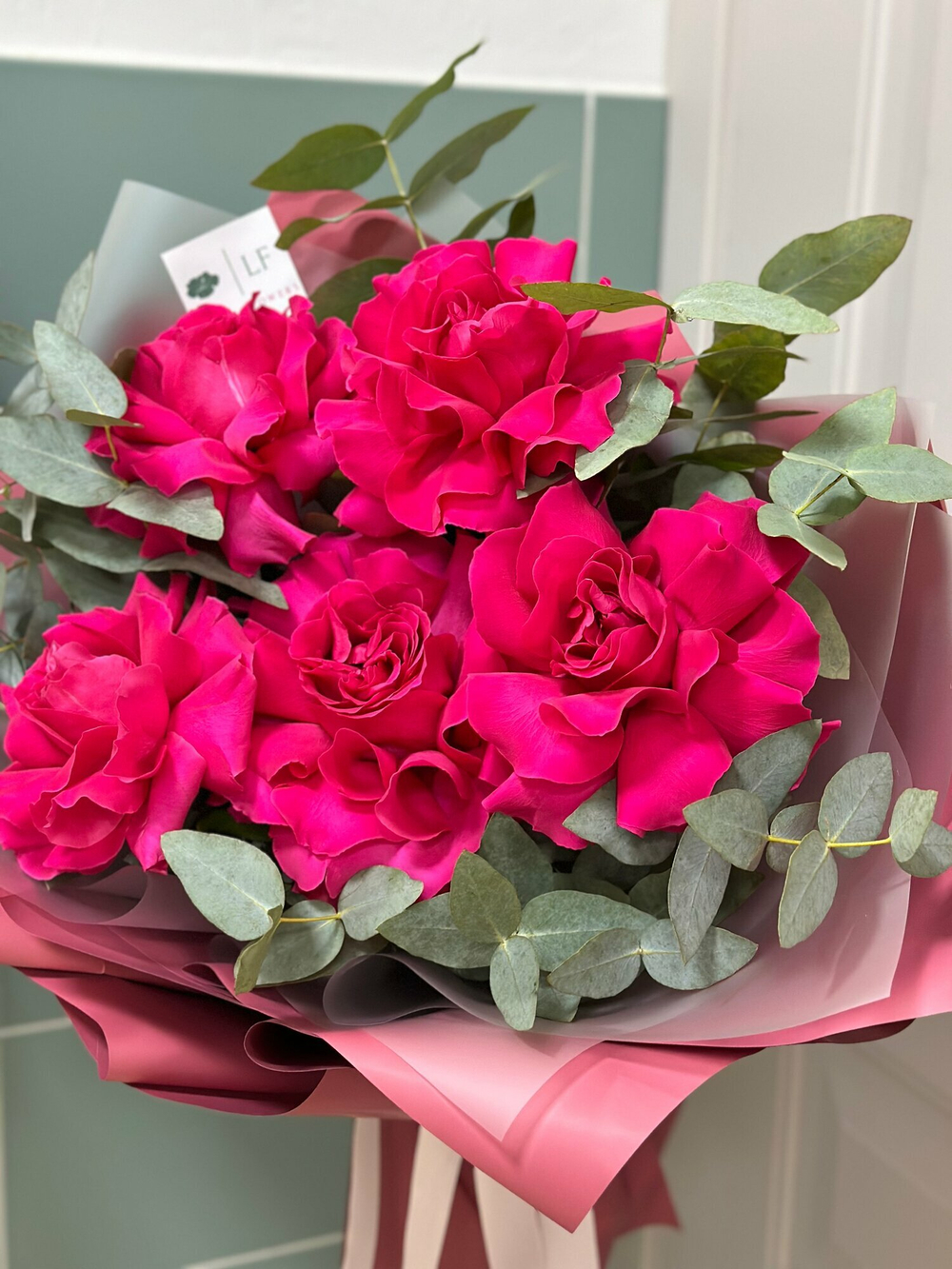 Букет Liana Flowers, каскадный, из французских роз, 5 шт, высота 60 см, с эвкалиптом