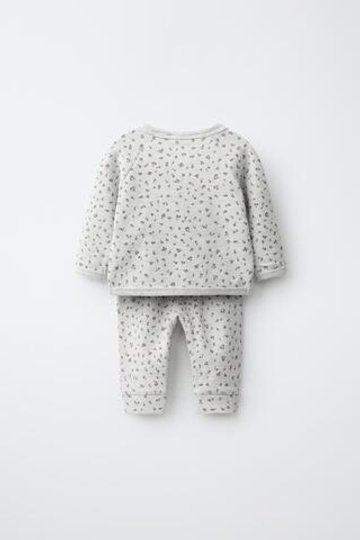 ZARA КОМПЛЕКТ ИЗ ФУТБОЛКИ И БРЮК В ЦВЕТОЧЕК, СЕРЫЙ МЕЛАНЖ
