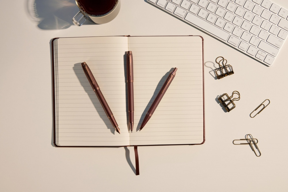 Шариковая ручка Parker IM Monochrome Brown, стержень:M, цвет чернил: blue, в подарочной упаковке.