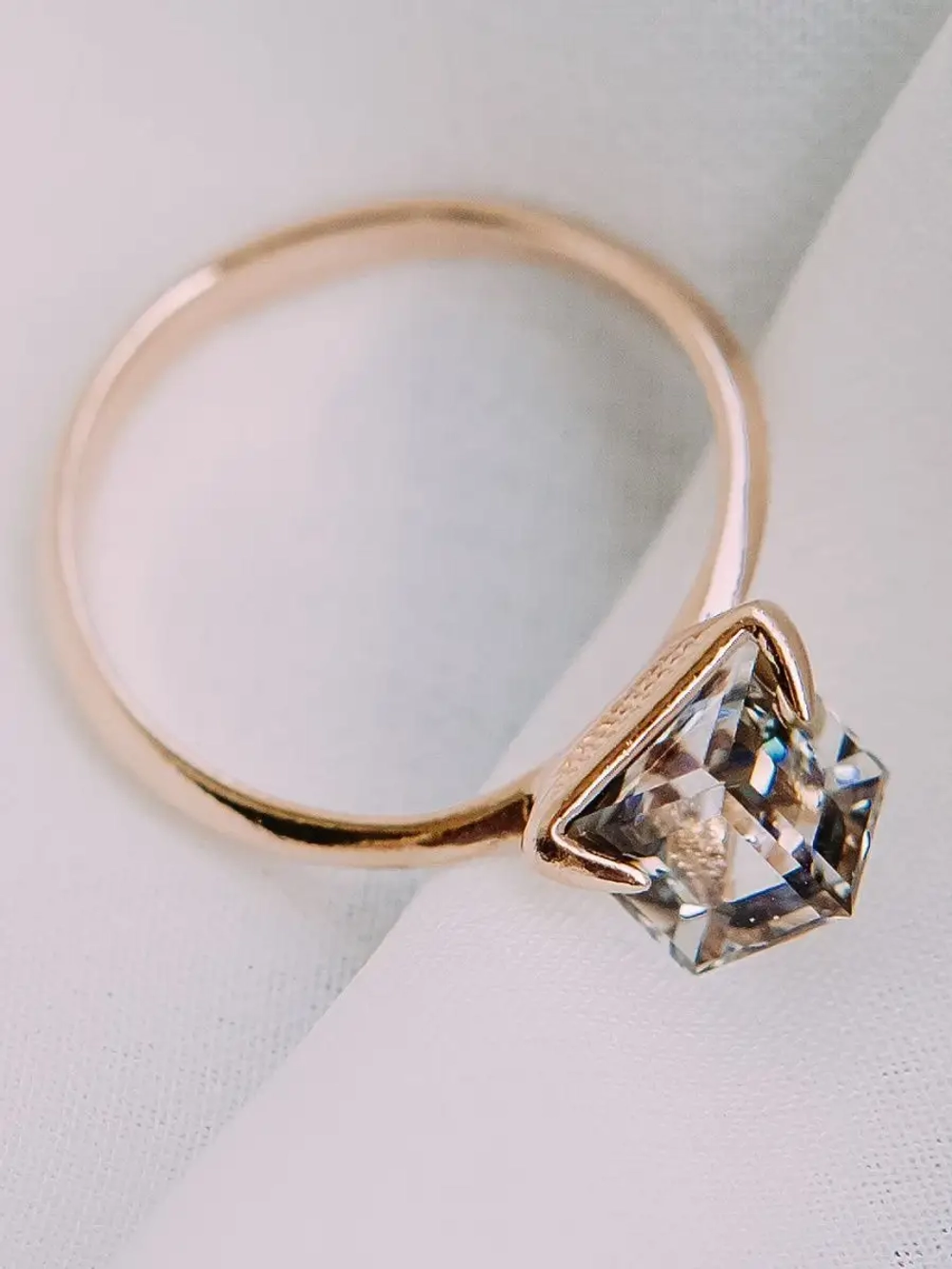 Кольцо Миражи тонкое с фиолетовым кристаллом Swarovski