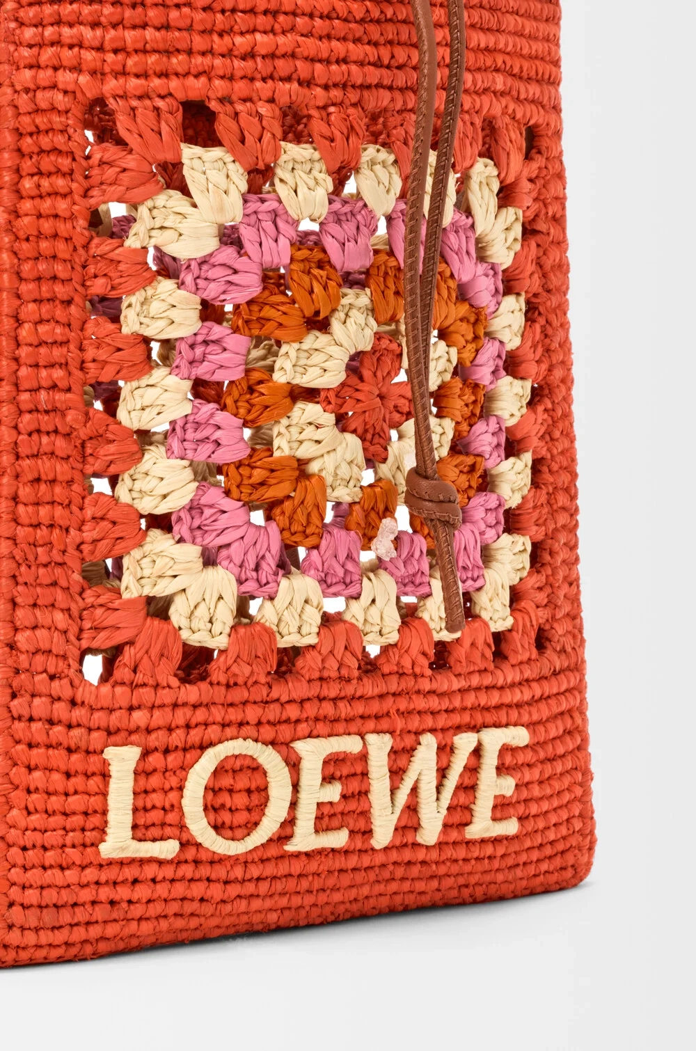 Loewe Сумка-мешок Patch Crochet на шнурке из телячьей кожи и рафии, ярко-оранжевый/розовый