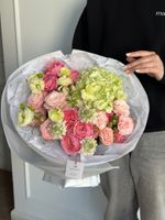 Букет сборный из гортензии, кустовых пионовидных роз, скабиозы и садовых ранункулюсов