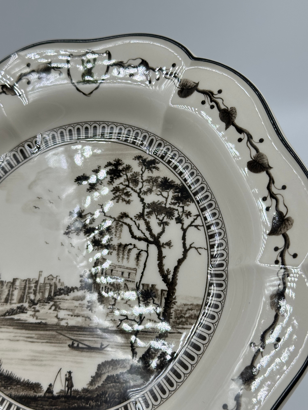 Тарелка Wedgwood «Зелёная лягушка» («View of Chepstow Castle»)