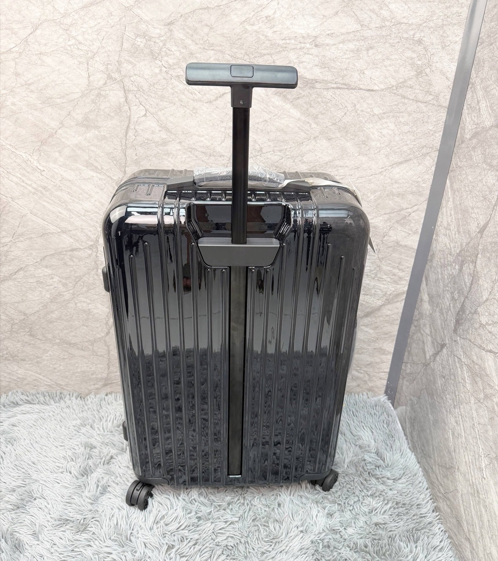 Дорожный чемодан Rimowa Essential Lite