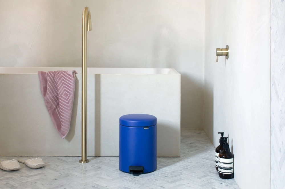 Brabantia Корзина для мусора NewIcon синего цвета, 5л. 206849